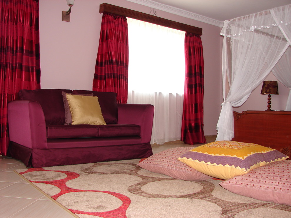 Idee per una camera matrimoniale tradizionale con pareti viola e pavimento con piastrelle in ceramica