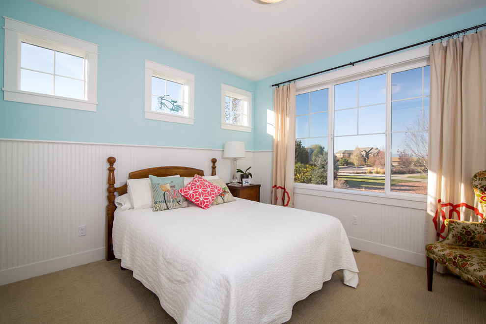 Diseño de dormitorio de estilo americano de tamaño medio sin chimenea con paredes azules, moqueta y suelo beige