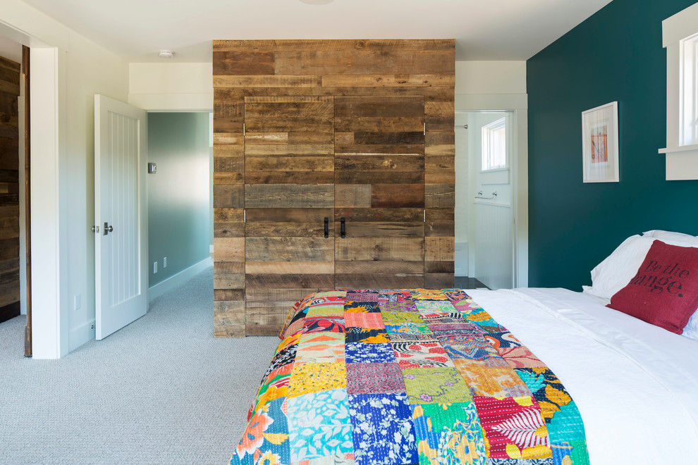 ミネアポリスにある中くらいなカントリー風のおしゃれな客用寝室 (青い壁、カーペット敷き、暖炉なし) のレイアウト
