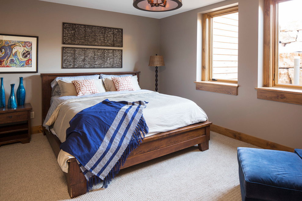 На фото: хозяйская спальня среднего размера в стиле кантри с бежевыми стенами и ковровым покрытием без камина с