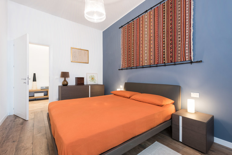 Пример оригинального дизайна: хозяйская спальня среднего размера в стиле модернизм с синими стенами и светлым паркетным полом