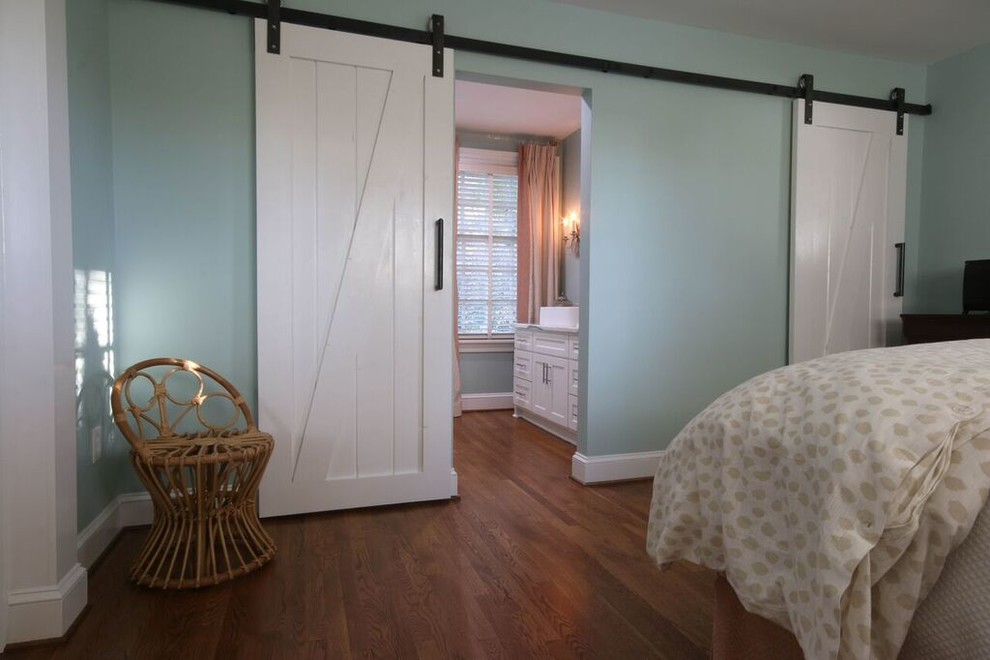 Foto de dormitorio principal clásico renovado grande sin chimenea con paredes azules y suelo de madera en tonos medios