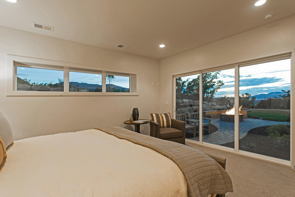 Свежая идея для дизайна: хозяйская спальня среднего размера в стиле рустика с белыми стенами и ковровым покрытием без камина - отличное фото интерьера