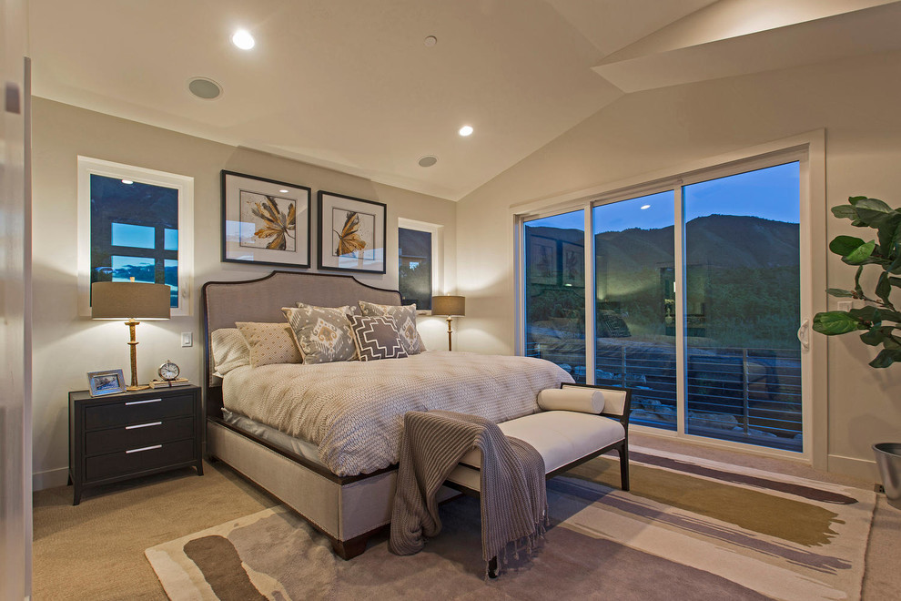 Mittelgroßes Uriges Hauptschlafzimmer ohne Kamin mit weißer Wandfarbe und Teppichboden in Salt Lake City