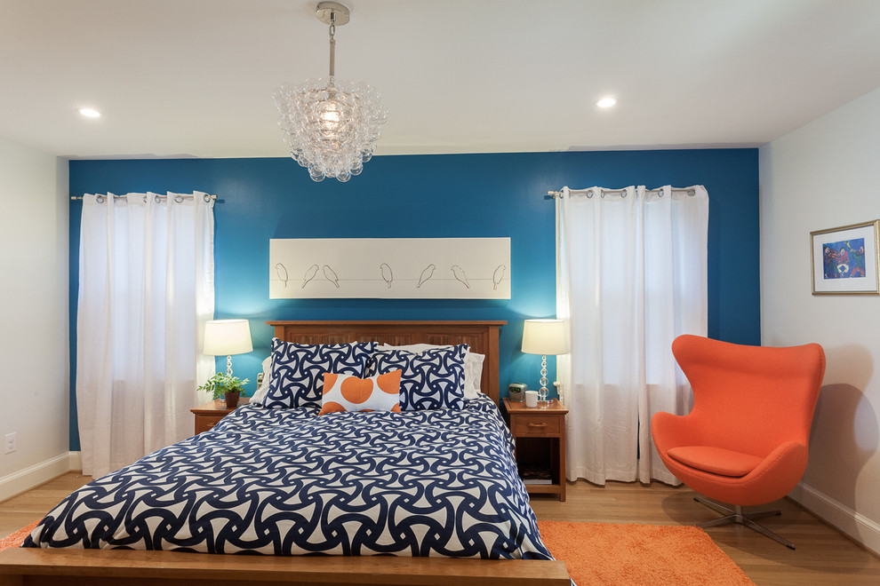 Esempio di una grande camera matrimoniale design con pareti blu e parquet chiaro