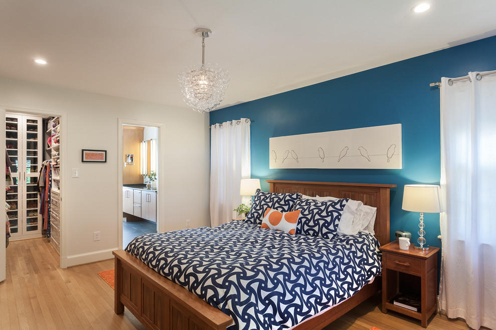 Идея дизайна: большая хозяйская спальня в стиле неоклассика (современная классика) с синими стенами, светлым паркетным полом и коричневым полом без камина