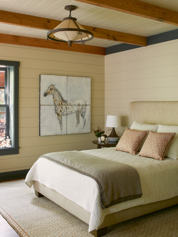 Foto de dormitorio de estilo de casa de campo con paredes beige, suelo de madera en tonos medios y suelo marrón
