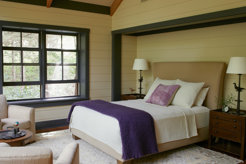 Country Schlafzimmer mit beiger Wandfarbe, dunklem Holzboden und braunem Boden in San Francisco