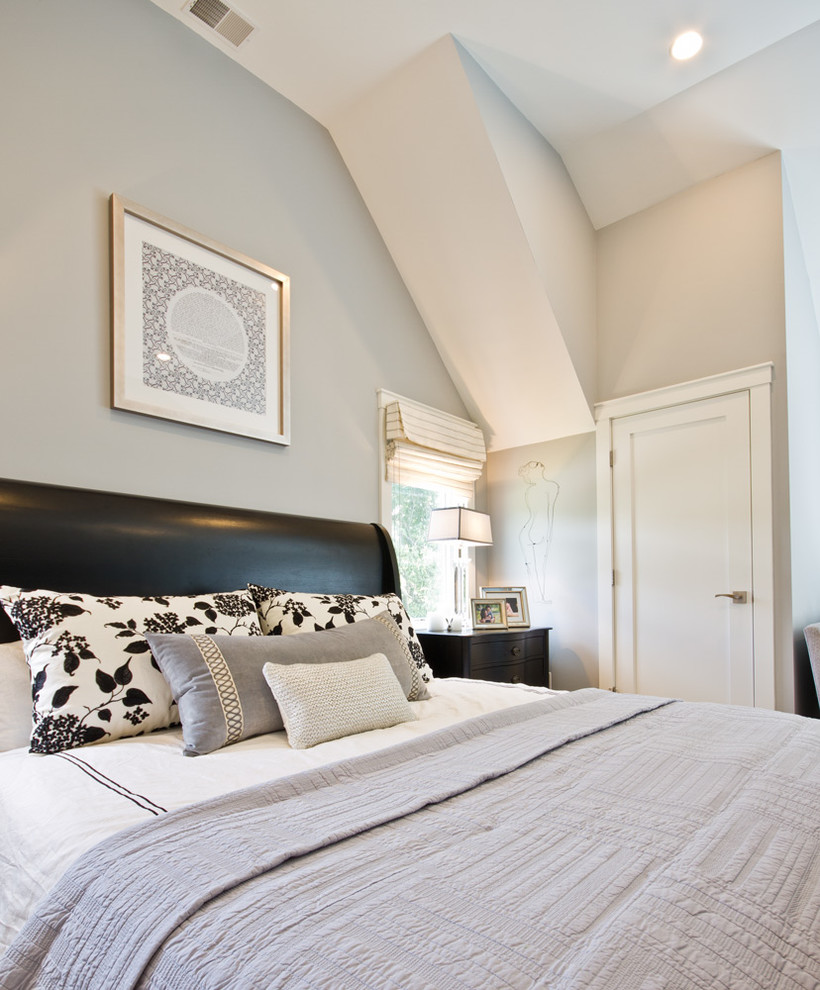 Diseño de dormitorio principal clásico renovado de tamaño medio sin chimenea con paredes grises y suelo de madera en tonos medios