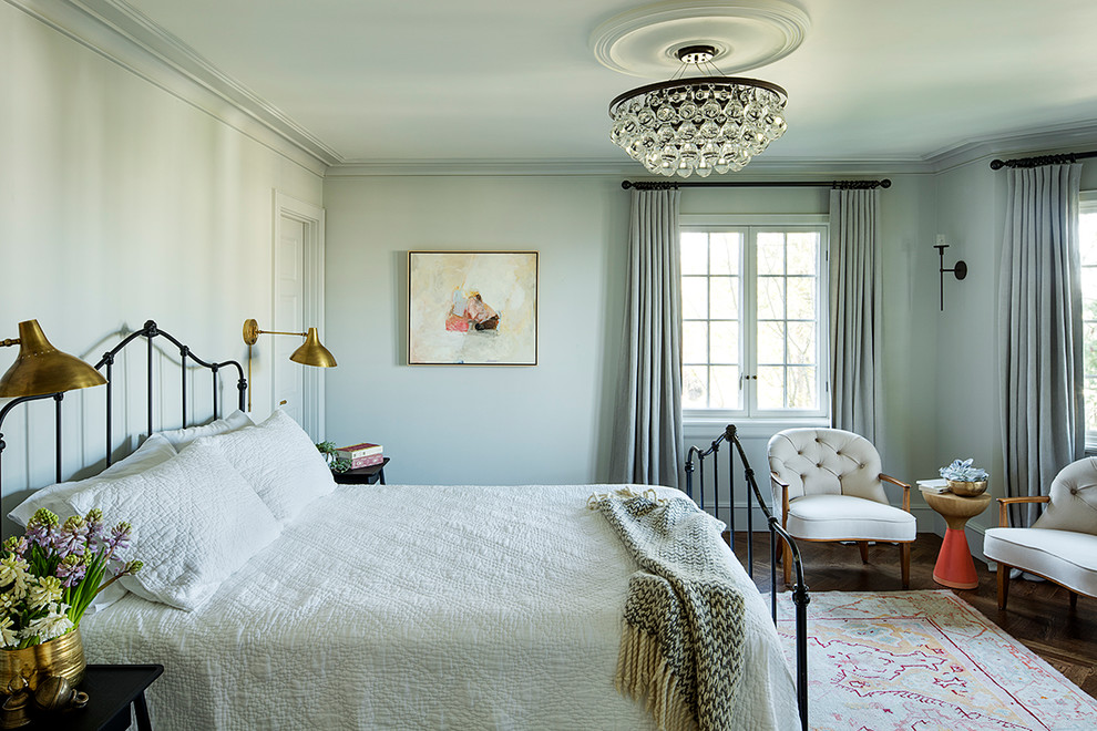 Ejemplo de dormitorio clásico renovado con paredes grises, suelo de madera oscura y suelo marrón