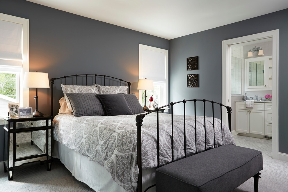 Ejemplo de dormitorio principal tradicional renovado de tamaño medio sin chimenea con paredes grises y moqueta