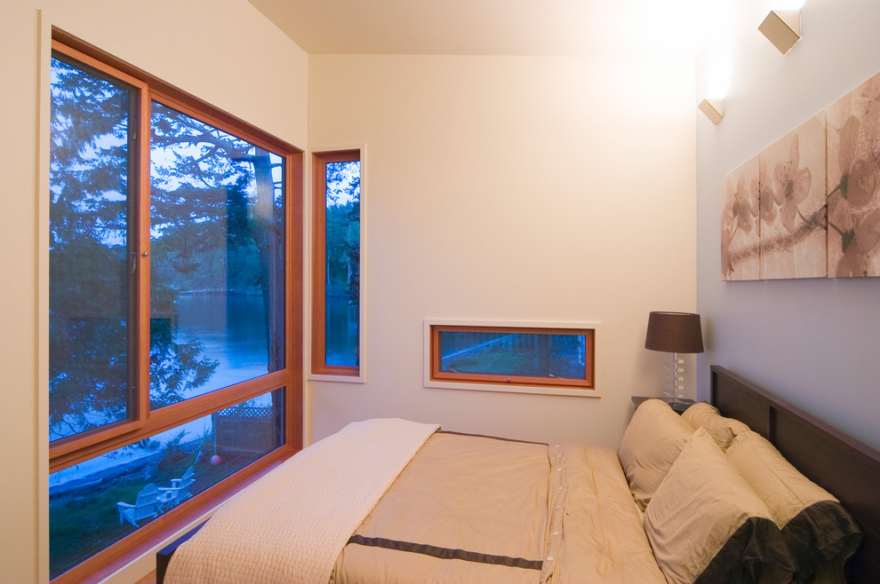 Modelo de dormitorio actual pequeño con paredes blancas