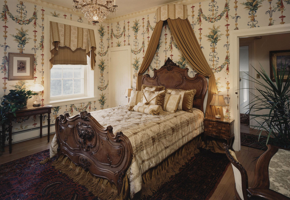 Modelo de habitación de invitados tradicional de tamaño medio con suelo de madera en tonos medios