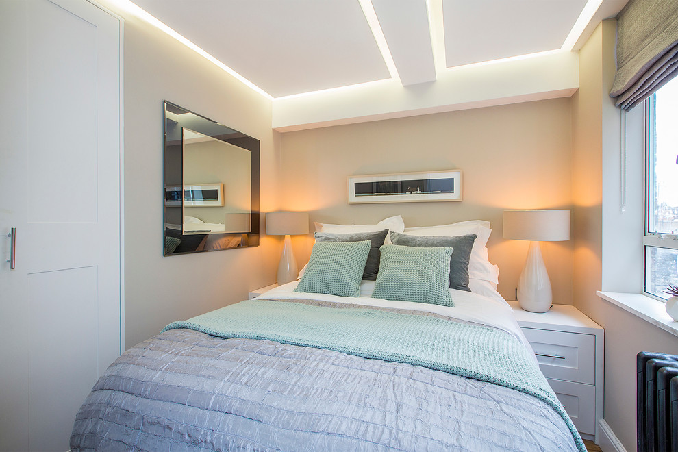 Foto de dormitorio clásico renovado con paredes beige y suelo de madera clara