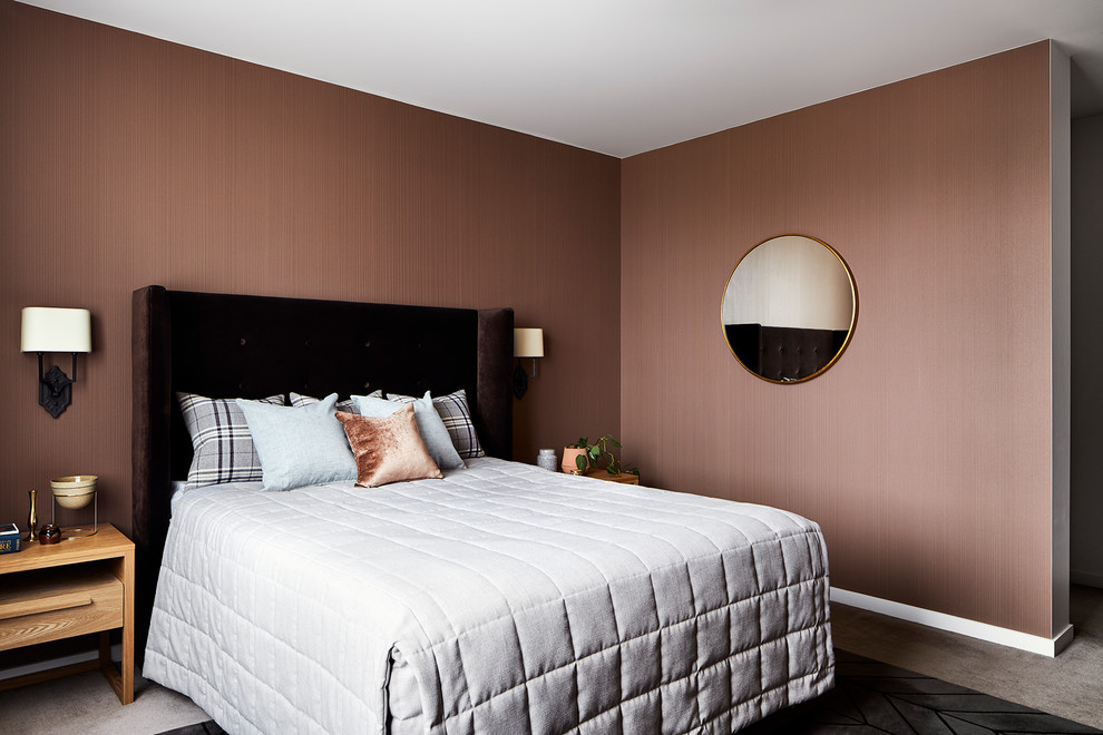 Exemple d'une chambre avec moquette tendance avec un mur marron et un sol gris.
