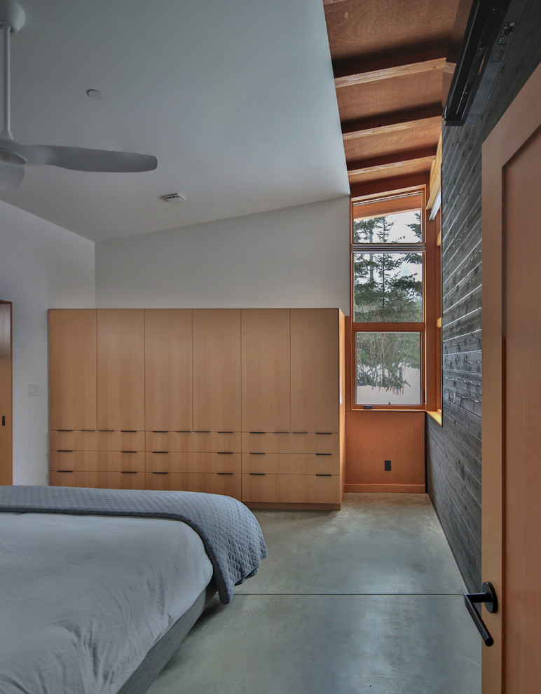 Mittelgroßes Modernes Hauptschlafzimmer mit schwarzer Wandfarbe, Betonboden und grauem Boden in Seattle