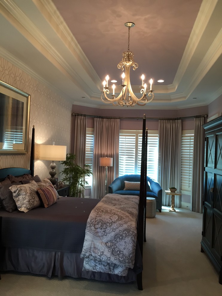 Imagen de dormitorio principal clásico renovado de tamaño medio sin chimenea con paredes púrpuras y moqueta