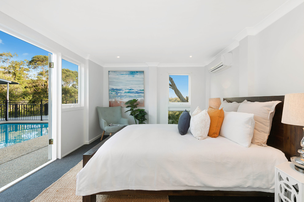 Maritimes Schlafzimmer mit grauer Wandfarbe, Teppichboden und grauem Boden in Sydney