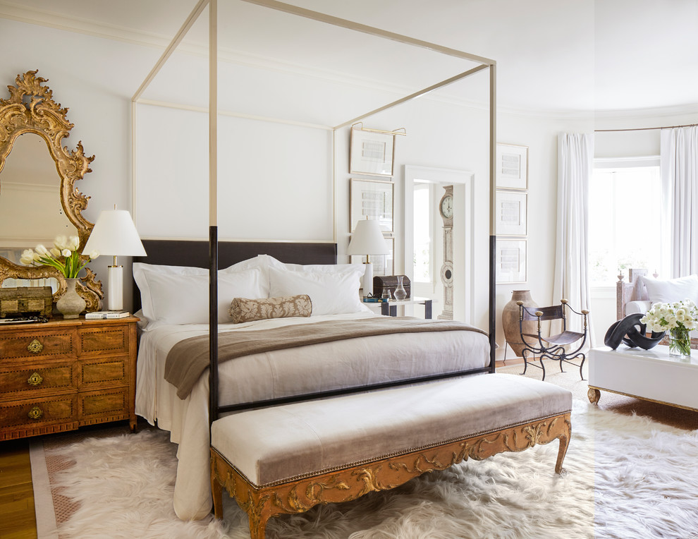 Ejemplo de dormitorio principal clásico renovado grande con paredes blancas, suelo de madera en tonos medios y suelo marrón