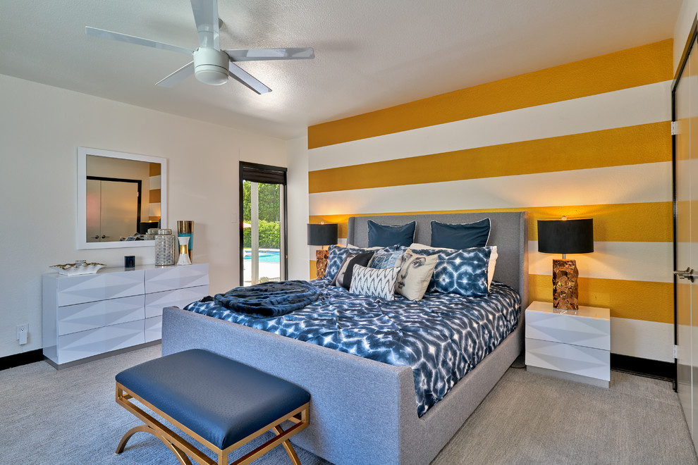 Ispirazione per una camera da letto minimalista di medie dimensioni con pareti multicolore, moquette e pavimento grigio
