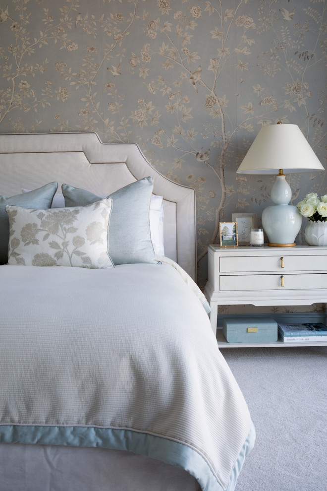 Aménagement d'une chambre avec moquette classique avec un mur bleu et un sol gris.