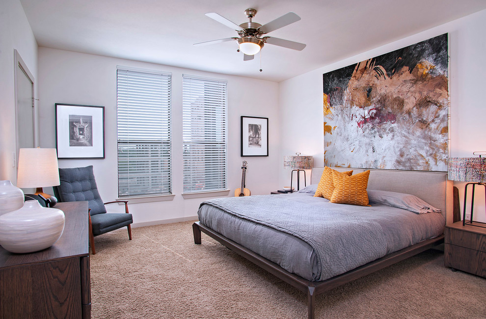 Modernes Schlafzimmer mit weißer Wandfarbe und Teppichboden in Austin
