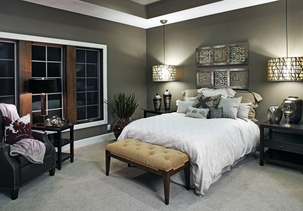 オマハにある中くらいなコンテンポラリースタイルのおしゃれな主寝室 (黒い壁、カーペット敷き、暖炉なし、グレーの床、照明) のインテリア