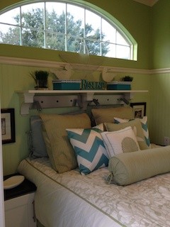 ダラスにあるトロピカルスタイルのおしゃれな寝室のインテリア