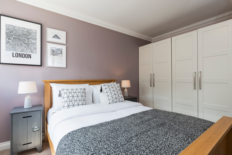 Diseño de habitación de invitados minimalista de tamaño medio con paredes beige, moqueta y suelo gris