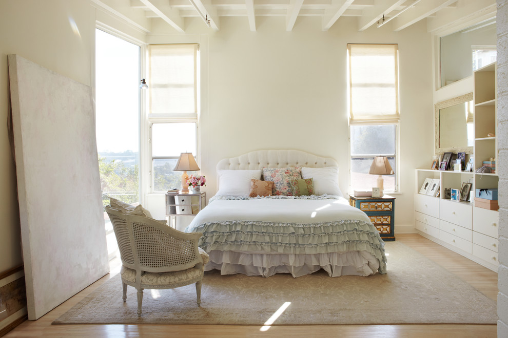 Großes Shabby-Style Hauptschlafzimmer ohne Kamin mit beiger Wandfarbe, hellem Holzboden und braunem Boden in Los Angeles