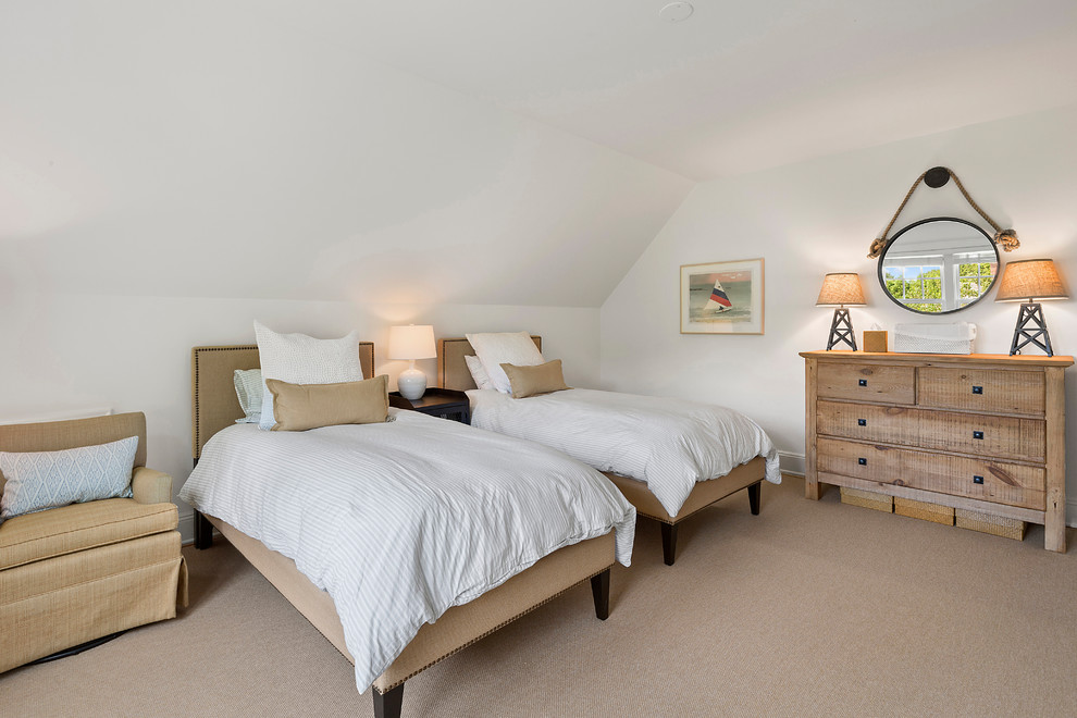 На фото: гостевая спальня (комната для гостей) в морском стиле с белыми стенами, ковровым покрытием и бежевым полом с