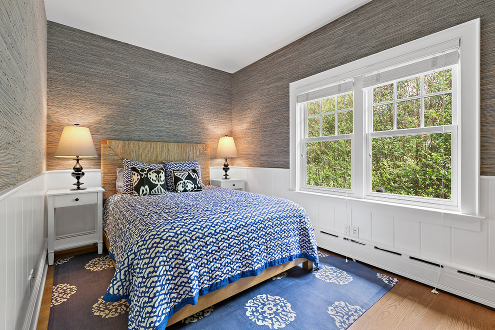 Imagen de dormitorio marinero sin chimenea con paredes grises y suelo de madera en tonos medios