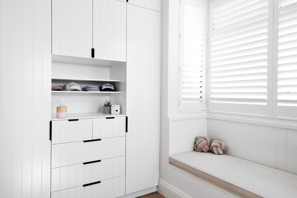 Mittelgroßes Modernes Schlafzimmer mit weißer Wandfarbe und hellem Holzboden in Sydney