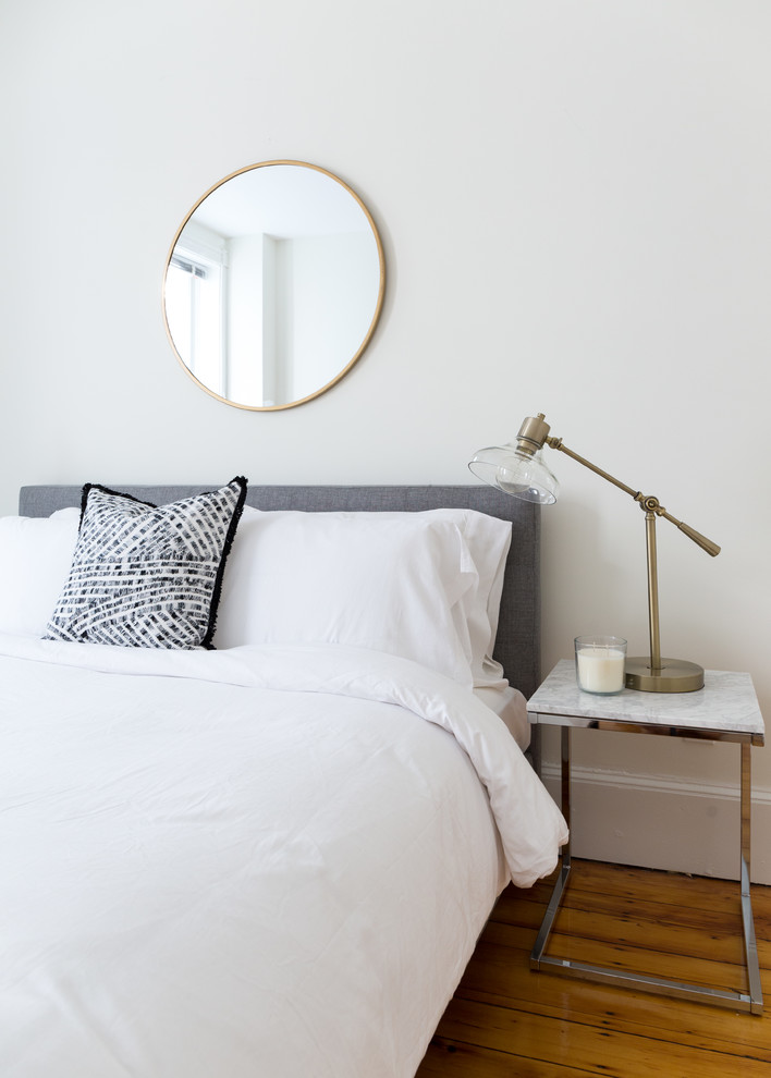 Imagen de dormitorio principal minimalista pequeño
