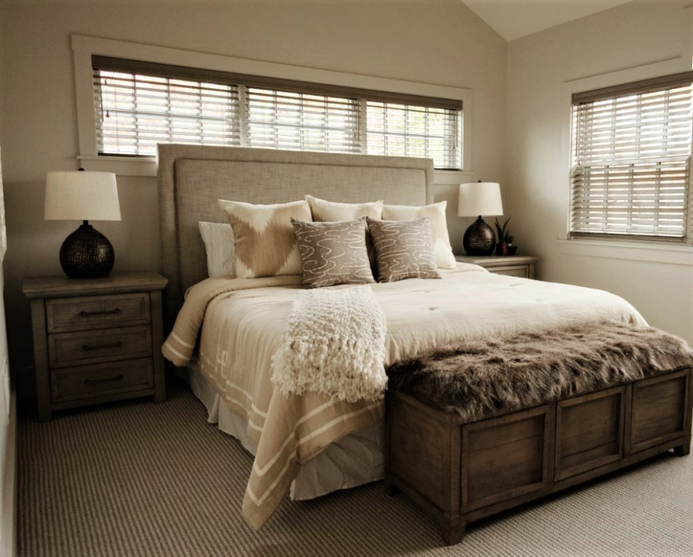 Foto de habitación de invitados campestre grande con paredes grises, moqueta y suelo beige