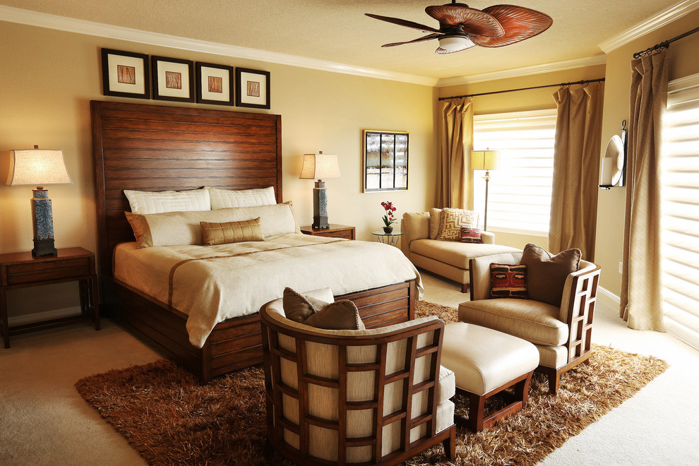 Imagen de dormitorio principal actual grande con paredes beige y moqueta
