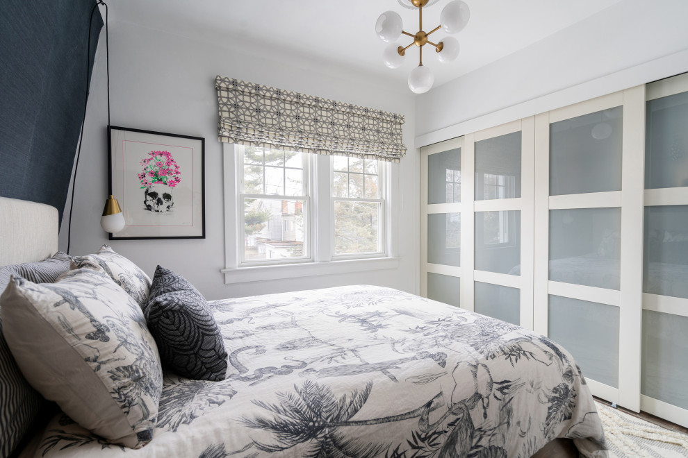 На фото: маленькая хозяйская спальня в стиле неоклассика (современная классика) с белыми стенами без камина для на участке и в саду