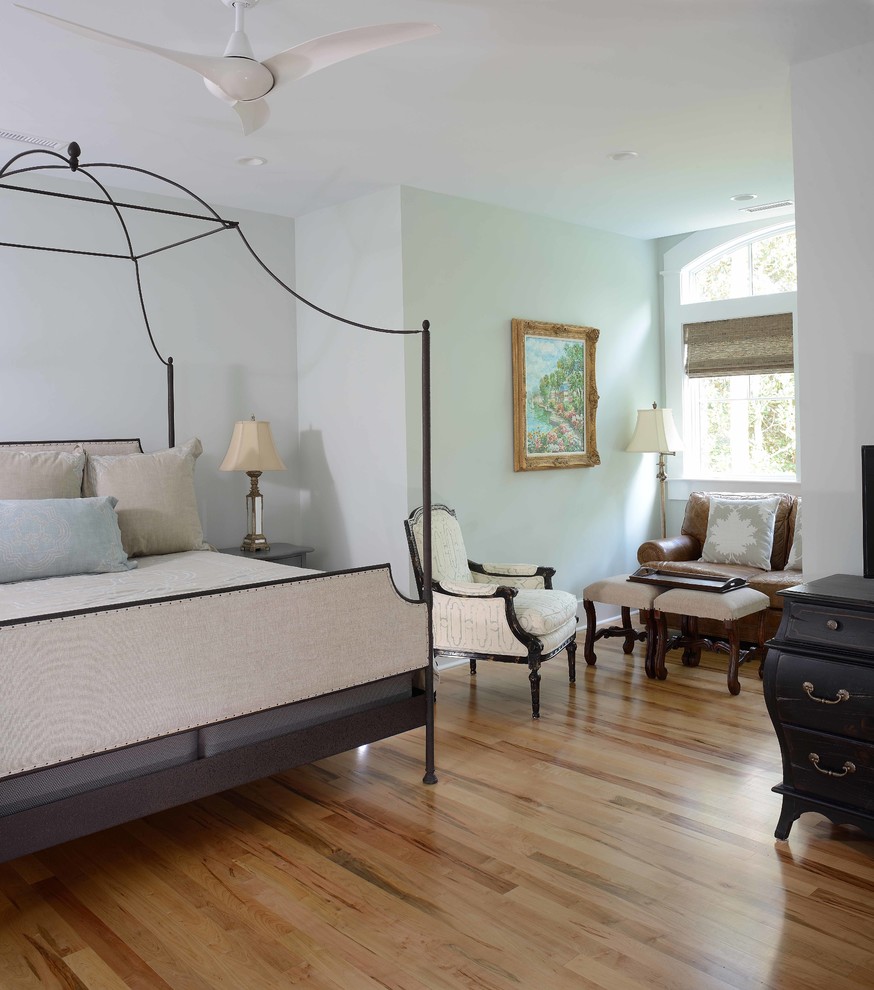 Источник вдохновения для домашнего уюта: гостевая спальня среднего размера, (комната для гостей) в классическом стиле с серыми стенами и паркетным полом среднего тона