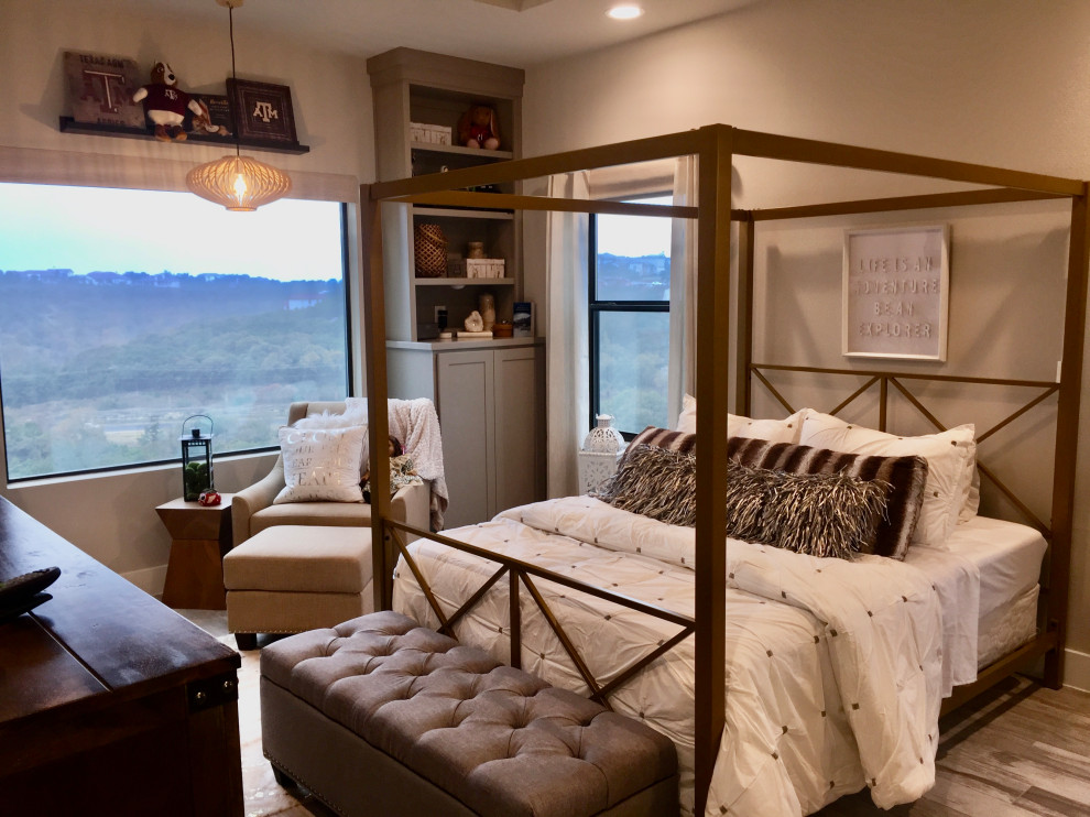 На фото: гостевая спальня среднего размера, (комната для гостей) в стиле неоклассика (современная классика) с серыми стенами, полом из керамогранита, бежевым полом и кессонным потолком с