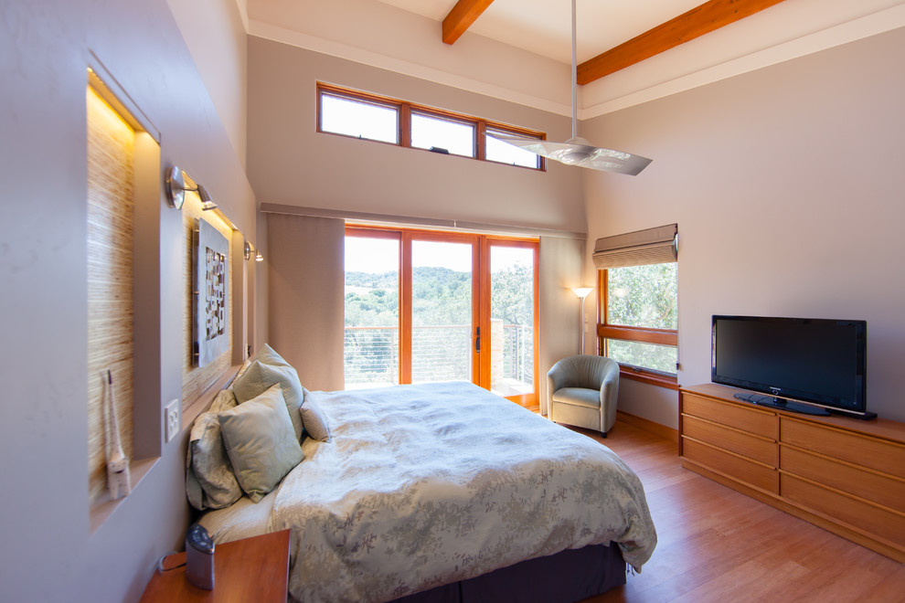 Идея дизайна: хозяйская спальня среднего размера в современном стиле с серыми стенами и полом из бамбука без камина