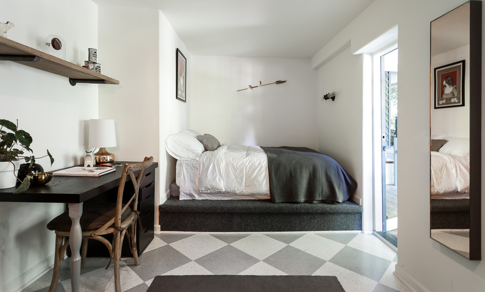 サクラメントにある小さなトランジショナルスタイルのおしゃれな客用寝室 (白い壁、暖炉なし) のインテリア
