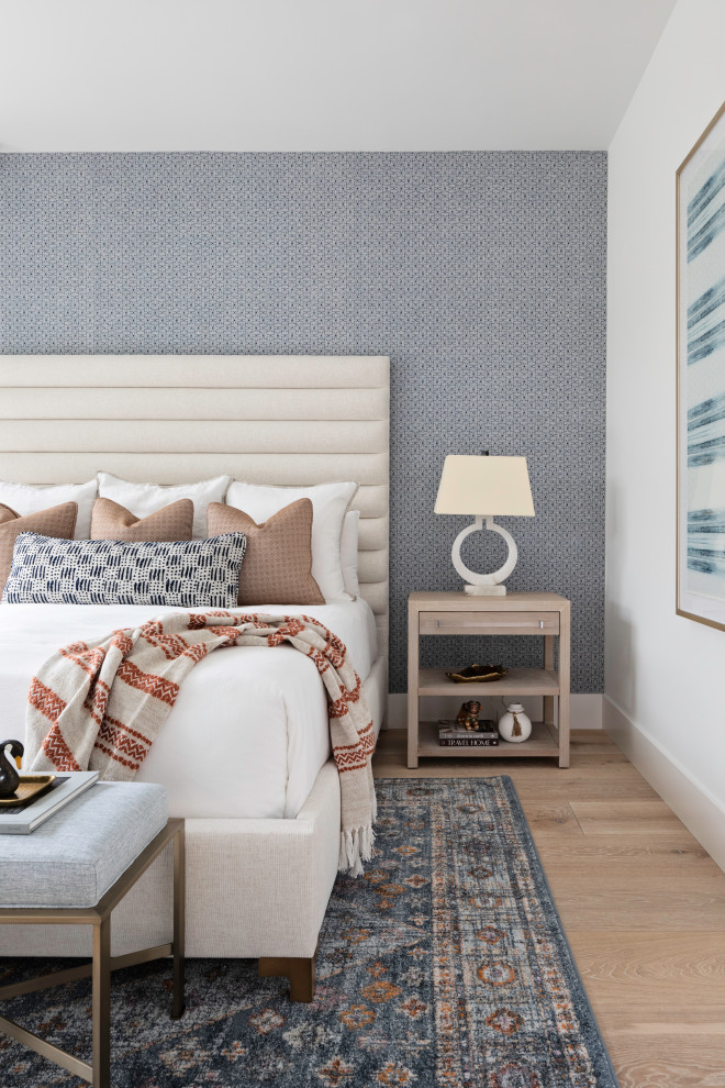オーランドにある広いトランジショナルスタイルのおしゃれな客用寝室 (淡色無垢フローリング、壁紙、青い壁、ベージュの床)