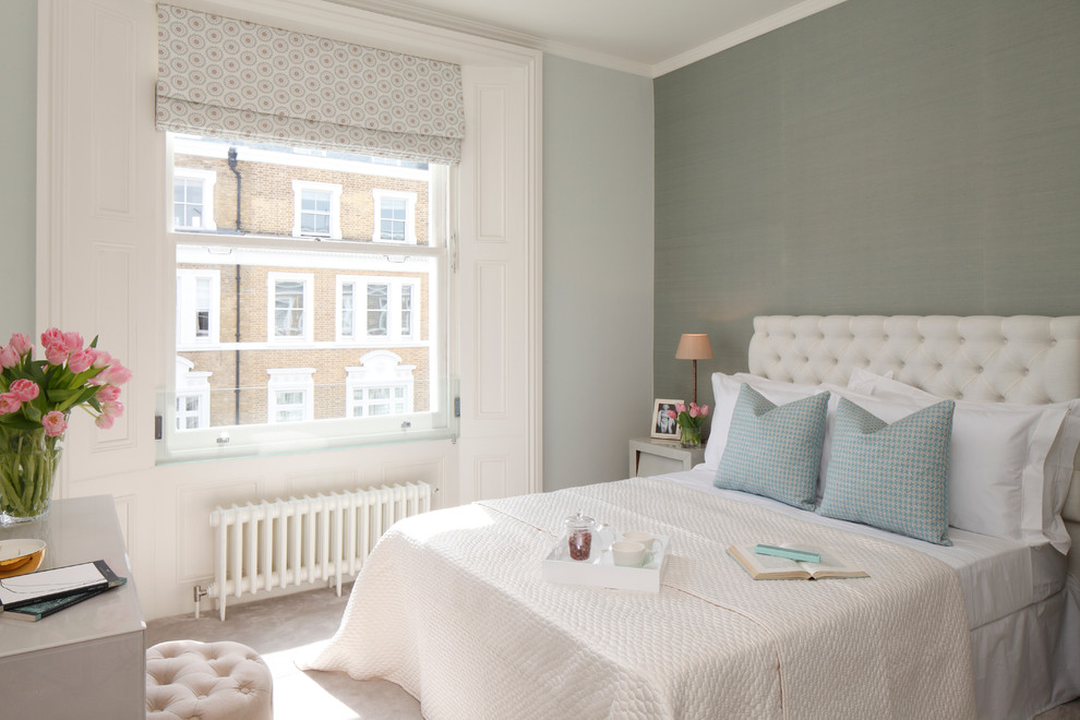 ロンドンにあるトランジショナルスタイルのおしゃれな主寝室 (グレーの壁、カーペット敷き、グレーとクリーム色) のインテリア