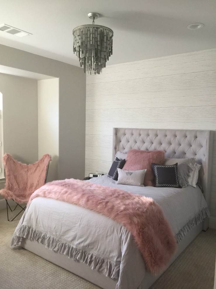 Ejemplo de dormitorio campestre de tamaño medio con paredes grises y moqueta