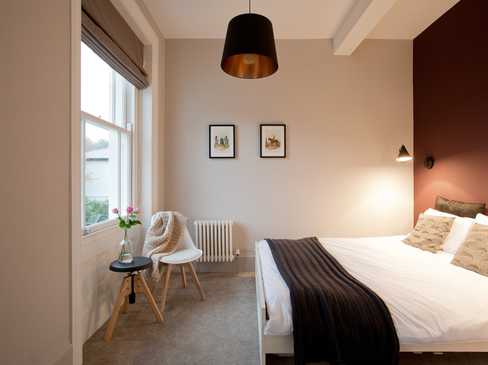Modernes Gästezimmer mit brauner Wandfarbe und Teppichboden in Kent