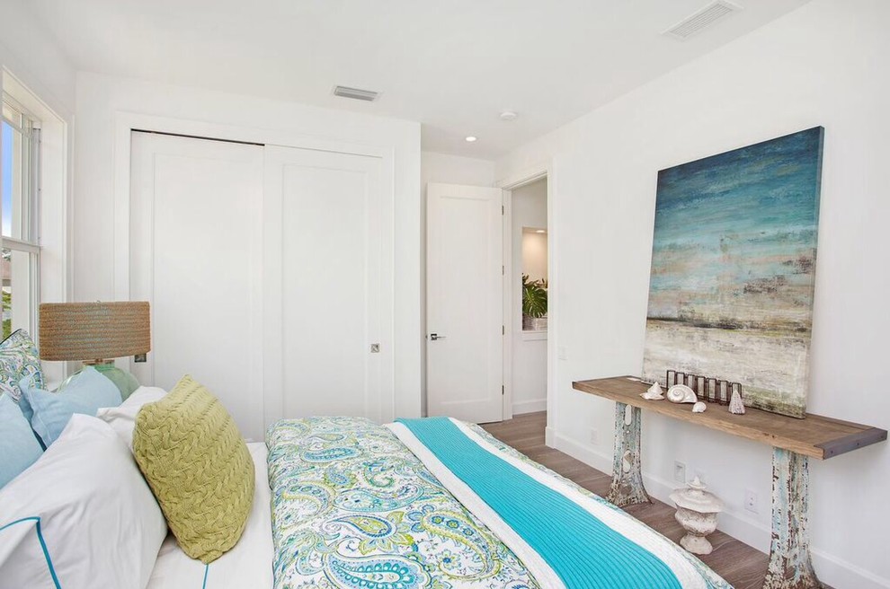 Mittelgroßes Maritimes Gästezimmer ohne Kamin mit weißer Wandfarbe und hellem Holzboden in Tampa