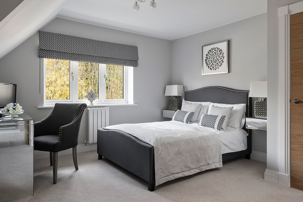 Идея дизайна: гостевая спальня (комната для гостей) в стиле неоклассика (современная классика) с серыми стенами, бежевым полом и ковровым покрытием