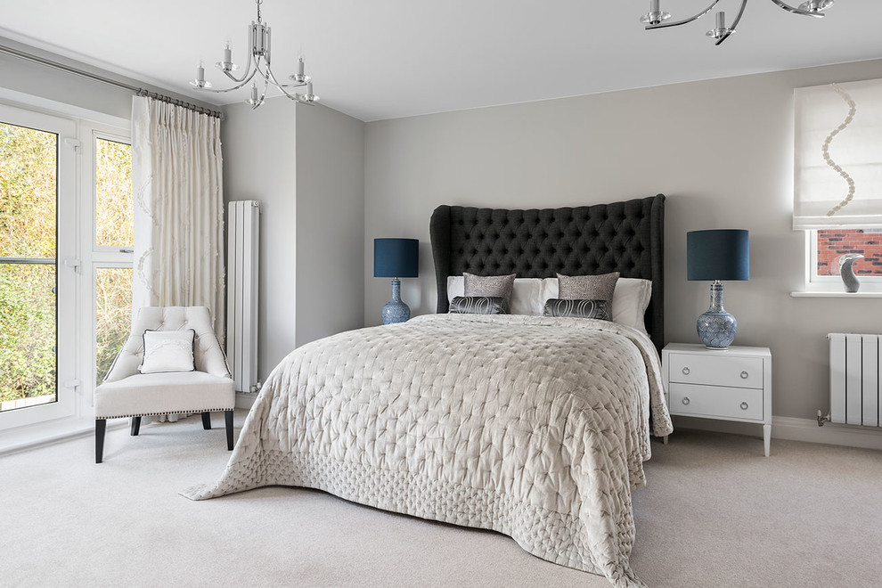 Идея дизайна: большая хозяйская спальня в стиле неоклассика (современная классика) с серыми стенами, бежевым полом и ковровым покрытием