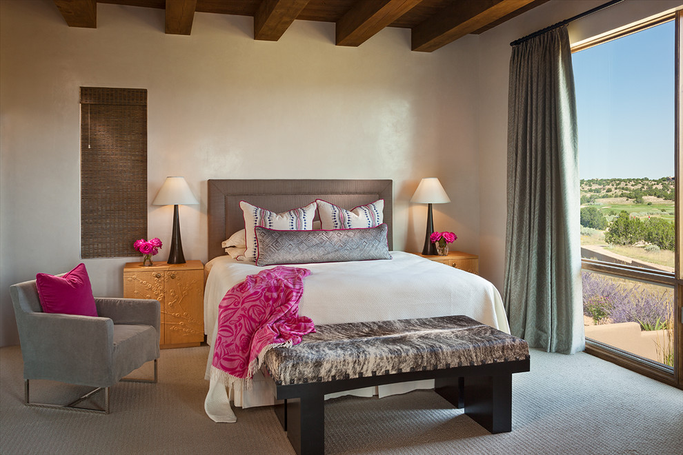 Пример оригинального дизайна: гостевая спальня среднего размера, (комната для гостей) в стиле фьюжн с бежевыми стенами и ковровым покрытием без камина