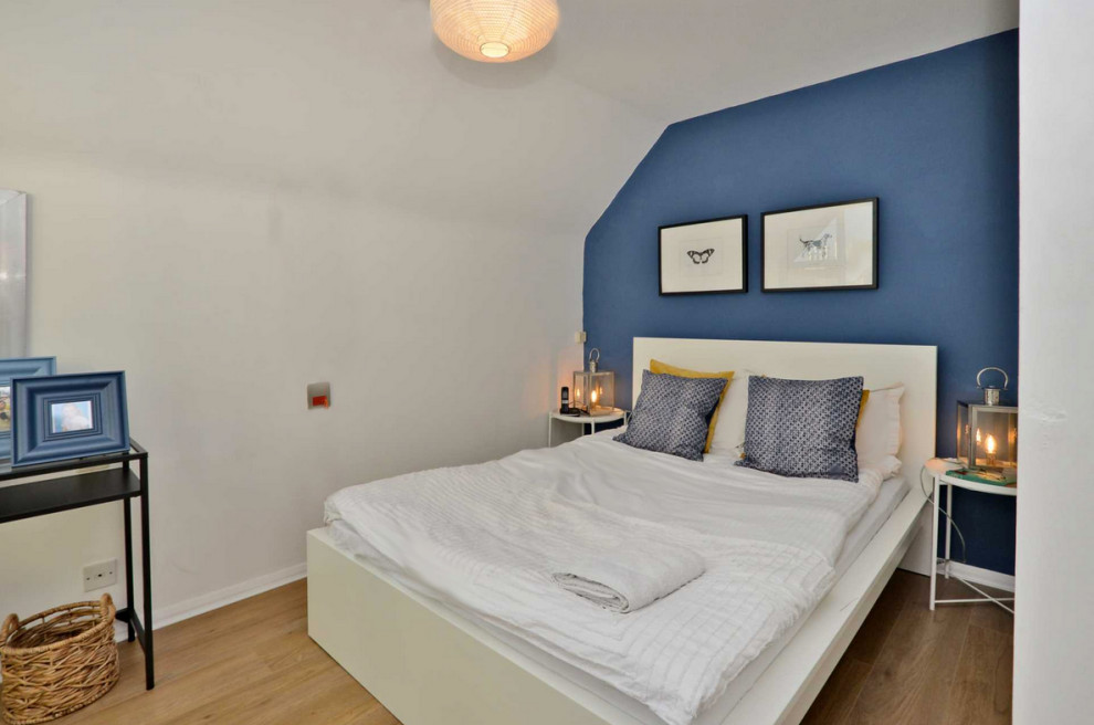 Foto på ett litet minimalistiskt sovrum